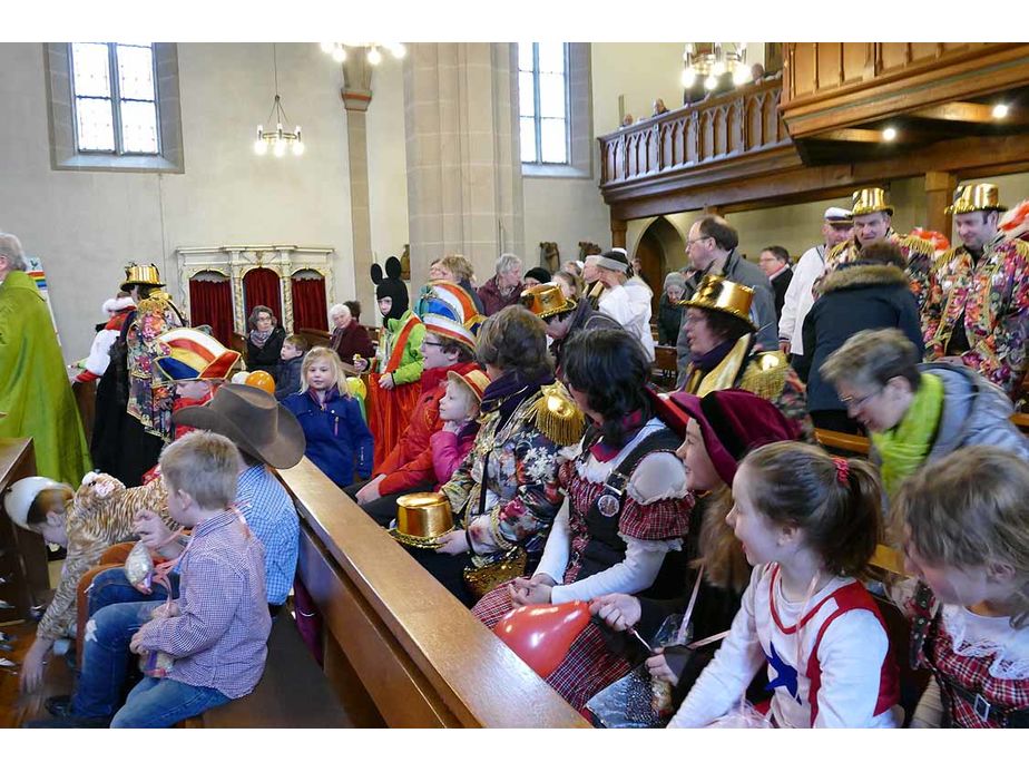 Naumburger Prinzenpaare mit Hofnarren besuchen den Kindergottesdienst (Foto: Karl-Franz Thiede)